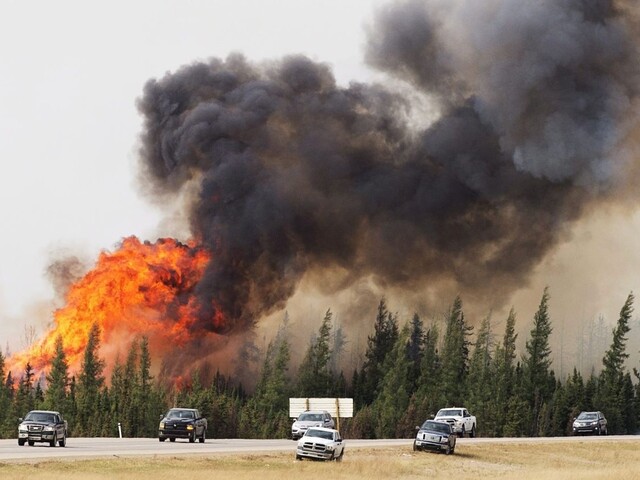 Kanadský požiar sa rozširuje, zasiahol susedný Saskatchewan