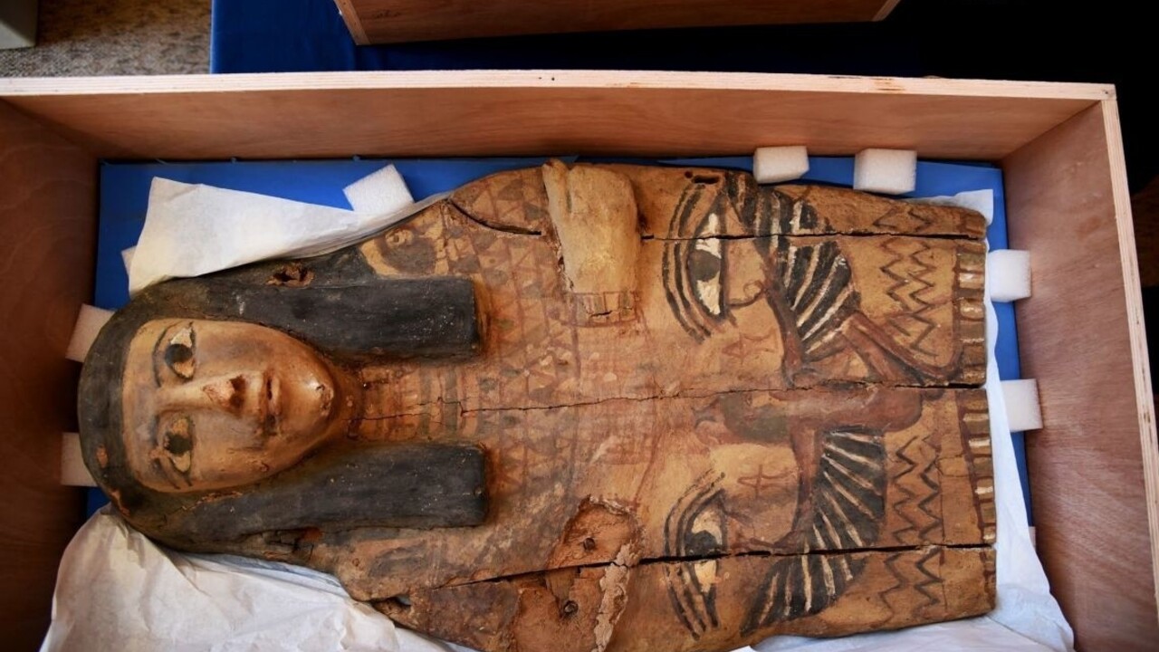Izrael zlepšuje vzťahy s Egyptom, vrátil ukradnuté sarkofágy