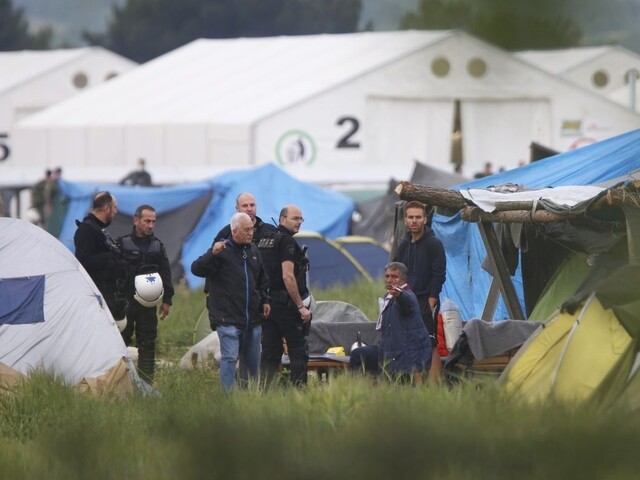 Gréci začali evakuovať najväčší provizórny tábor pre utečencov v krajine