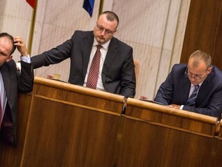 Poslancov rozhádalo naše predsedníctvo, v parlamente sa ocitol Winnetou