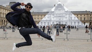 Slávna pyramída v Louvri zmizla, na svedomí to má tento umelec