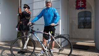 Kiska podporil alternatívnu dopravu, do paláca prišiel na bicykli