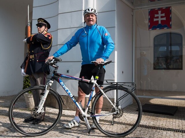 Kiska podporil alternatívnu dopravu, do paláca prišiel na bicykli