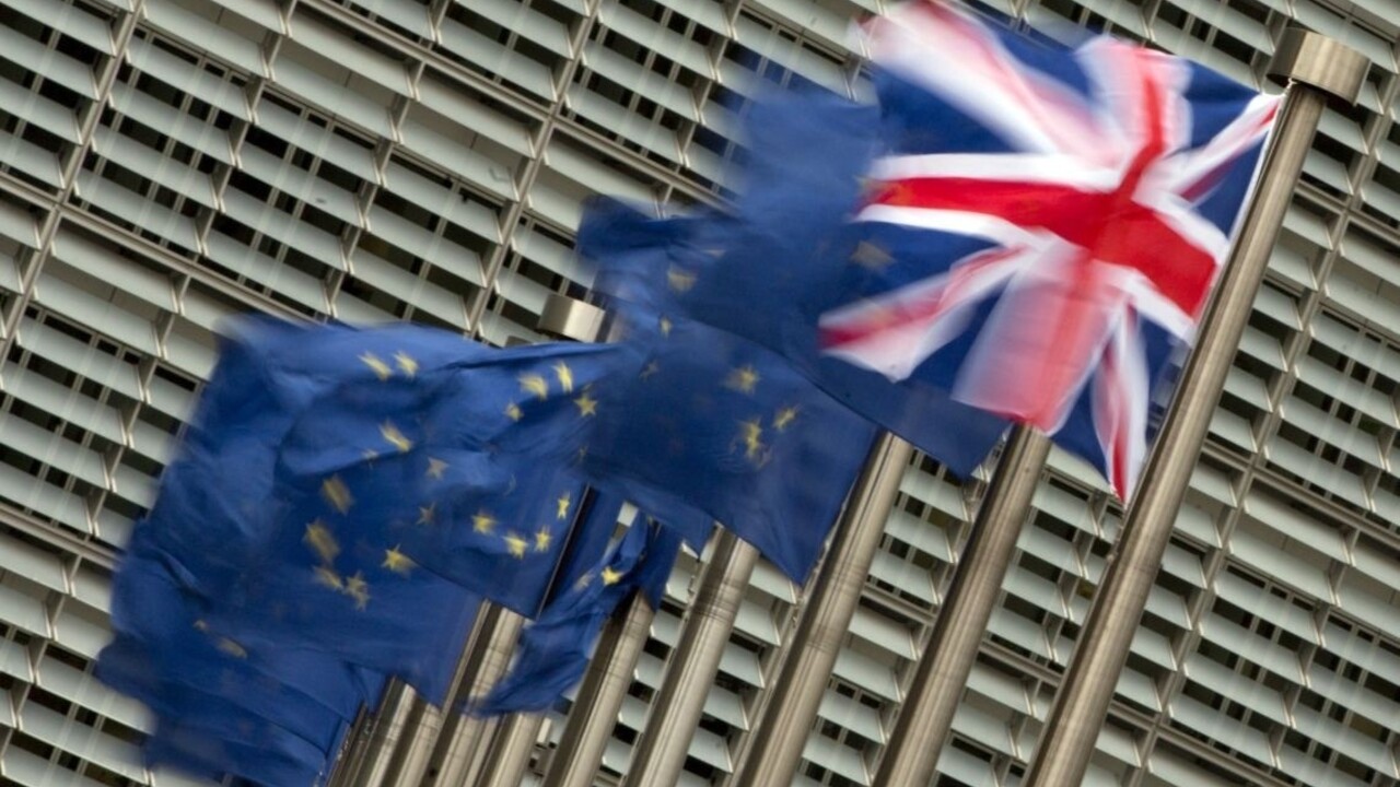 Vystúpenie Británie z EÚ ohrozí libru, tvrdí Standard & Poor's