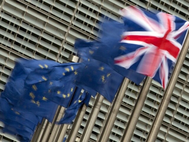 Vystúpenie Británie z EÚ ohrozí libru, tvrdí Standard & Poor's