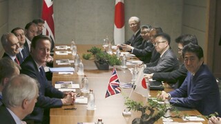 Lídri sveta už prichádzajú na summit G7, Cameron sa stretol s Abem