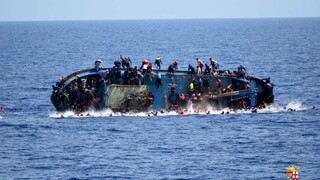 Pri Lýbii sa prevrátila loď s migrantmi, viacerí neprežili
