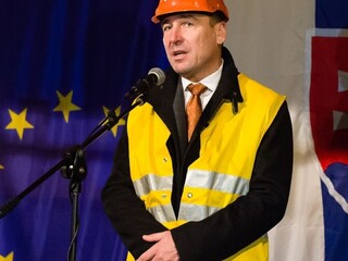 Brecely chce zmenu v stavebnom zákone. Má chrániť subdodávateľov