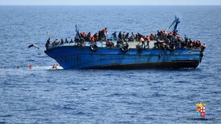 Obetí pri líbyjských brehoch pribúda, utečenci sa plavia do Talianska