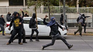 Protesty čílskych študentov sa zvrhli na útoky proti policajtom