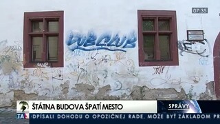 Mnohým Banskobystričanom prekáža ošarpaná štátna budova v historickom centre