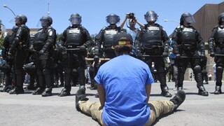 Trumpovo vystúpenie pri Mexiku sprevádzali kamene, Clintonová ho nudí