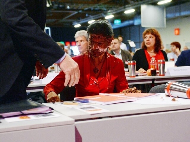Nemecká politička sa stala terčom útoku, na hlave jej pristála torta