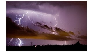 Pri silných búrkach v Európe blesky zasiahli takmer 50 ľudí