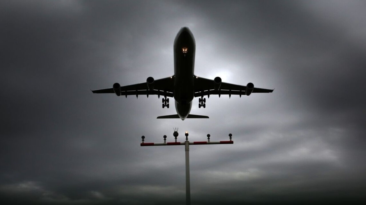 Pracovník letiska zavtipkoval na internete, do hodiny bol v putách