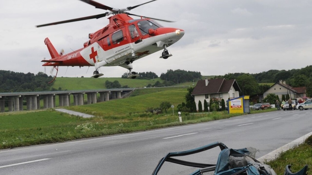 Zrážka autobusu s kamiónom si vyžiadala obeť i vážne zranených
