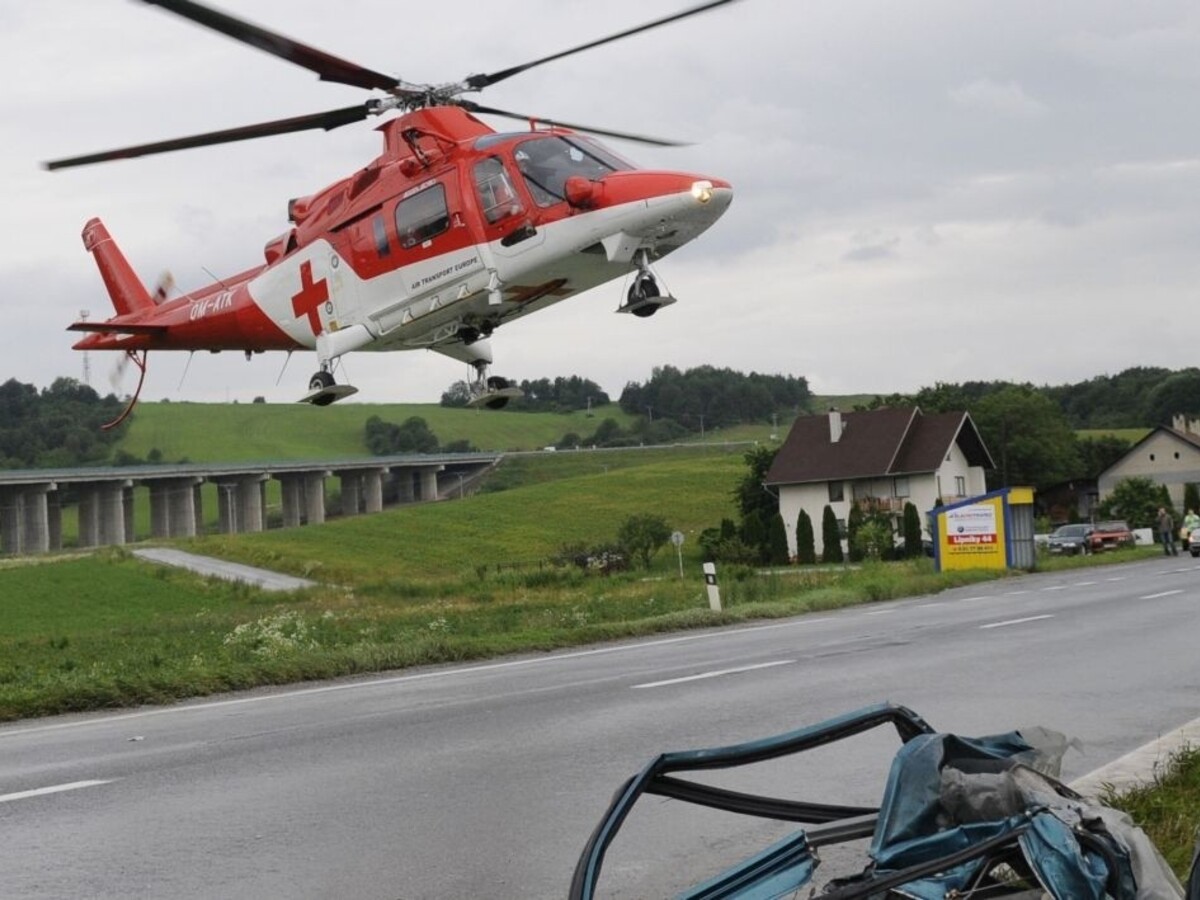 Zrážka autobusu s kamiónom si vyžiadala obeť i vážne zranených