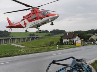 Zrážka autobusu s kamiónom si vyžiadala obeť i vážne zranených