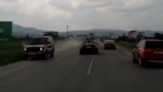 Blokoval sanitku so zapnutou sirénou, polícia ho už začala stíhať