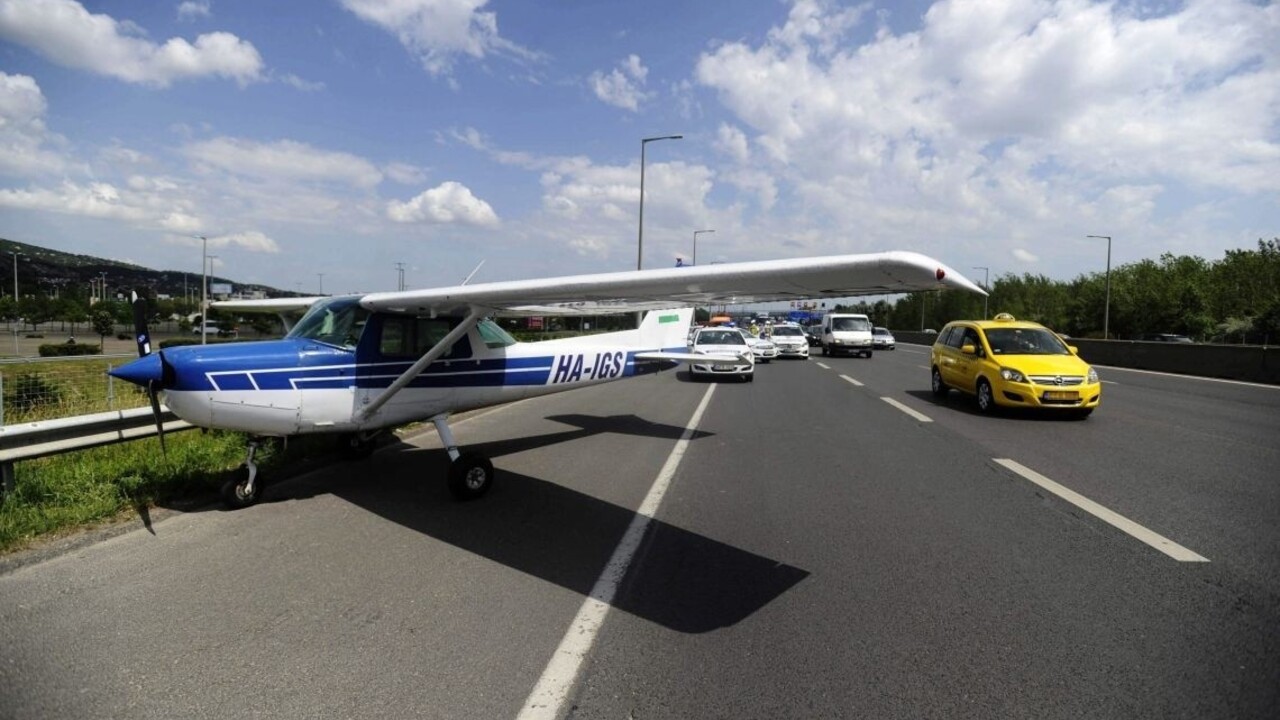 Na maďarskej diaľnici muselo núdzovo pristáť lietadlo