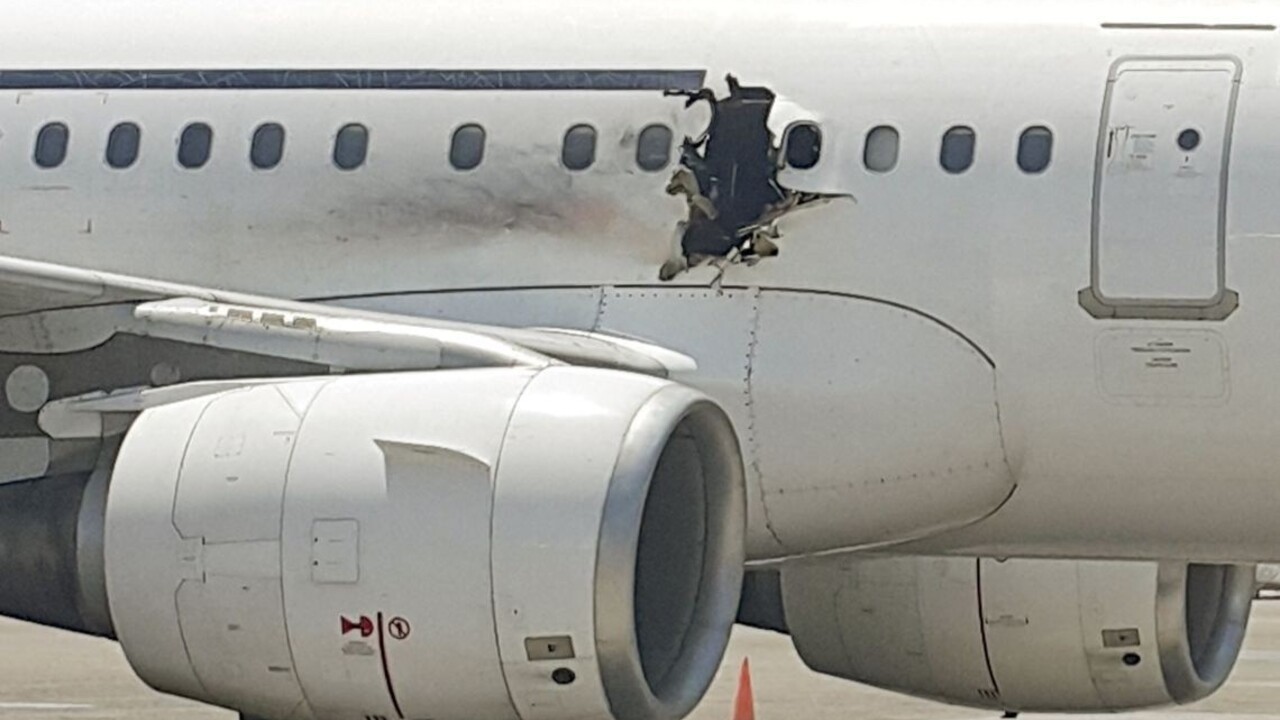 Pre výbuch bomby v lietadle odsúdili dvoch teroristov na doživotie