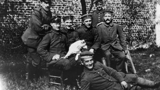 Hitlerov životopis musia meniť, rakúsky historik zistil nové fakty