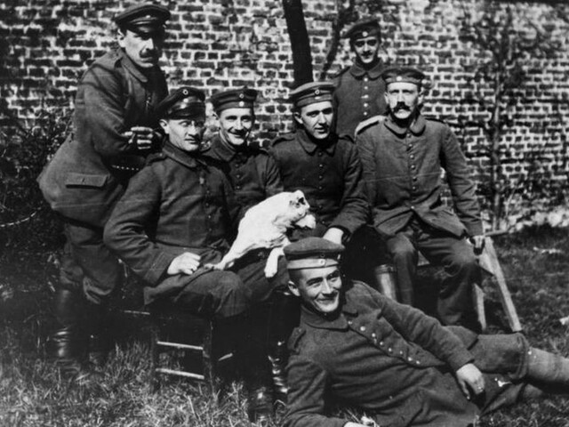 Hitlerov životopis musia meniť, rakúsky historik zistil nové fakty