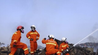 Mrakodrap v Číne zachvátil požiar, príčina je neznáma