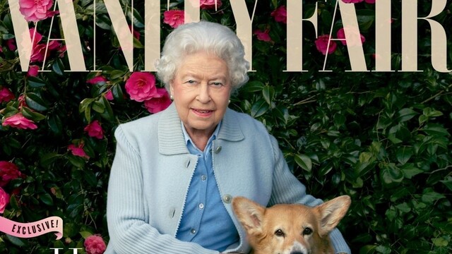 Kráľovná Alžbeta je na obálke časopisu Vanity Fair, spoločnosť jej robia psy a ruže