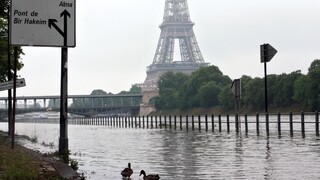 Zaplavilo parížske nábrežia, pre povodeň museli evakuovať väznice