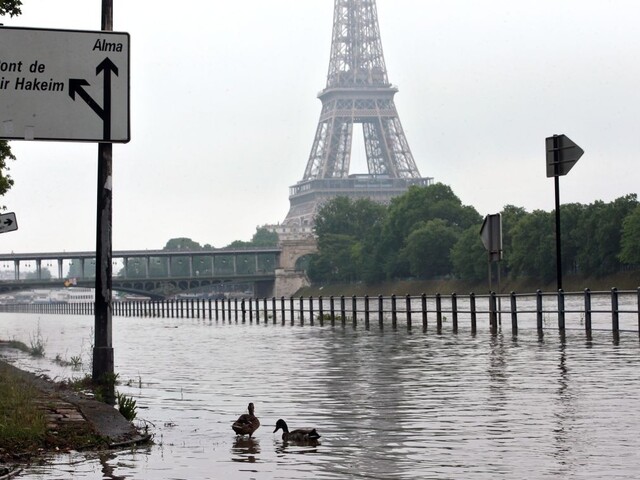 Zaplavilo parížske nábrežia, pre povodeň museli evakuovať väznice