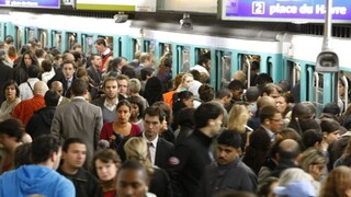 Vo Francúzsku štrajkujú železničiari, zamestnanci metra i jadrových elektrární