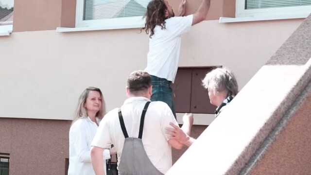 Pamätnú tabuľu, pre ktorú napadli výtvarníka Lorenca, našli rozbitú