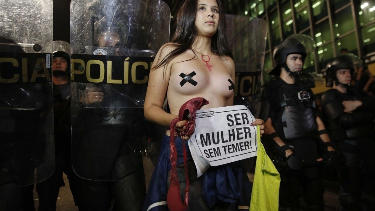 Hromadné znásilnenie tínedžerky vyhnalo do ulíc tisícky Brazílčaniek