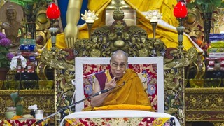 Dalajláma sa vyjadril k migrantom, zatiahli ho do kampane o brexite