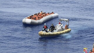 Pri Líbyi vytiahli z mora vyše 100 tiel, migrantov zachraňovali aj pri Kréte