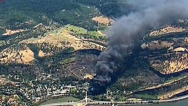 V Oregone sa vykoľajil vlak plný ropy, neďaleké školy evakuovali