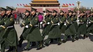 Peking Námestie Nebeského pokoja Čína vojaci 1140 px (SITA/AP)