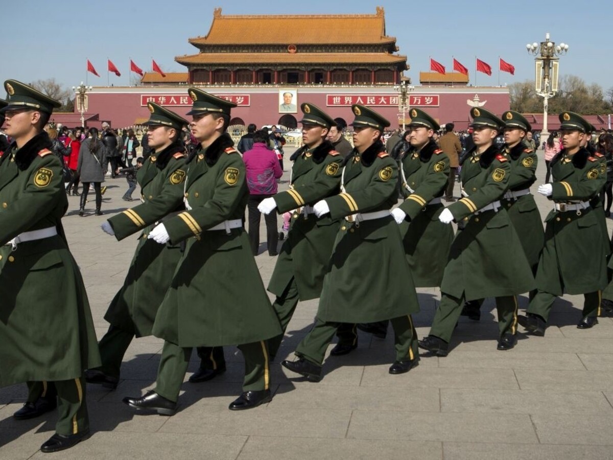 Peking Námestie Nebeského pokoja Čína vojaci 1140 px (SITA/AP)