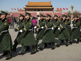 Peking Námestie Nebeského pokoja Čína vojaci 1140 px (SITA/AP)