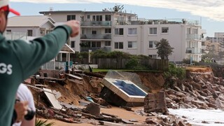 Búrky v Austrálii zničili miliónové vily, potešili však surferov