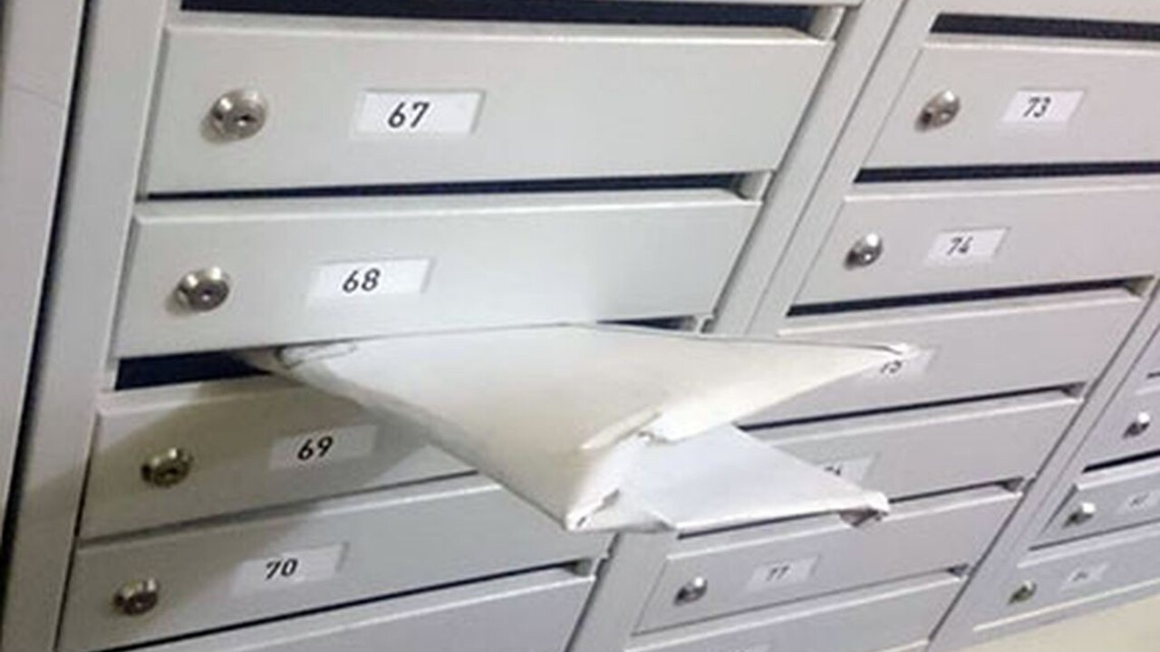 Poštárka preložila cennú vinylovú platňu, aby sa vošla do schránky