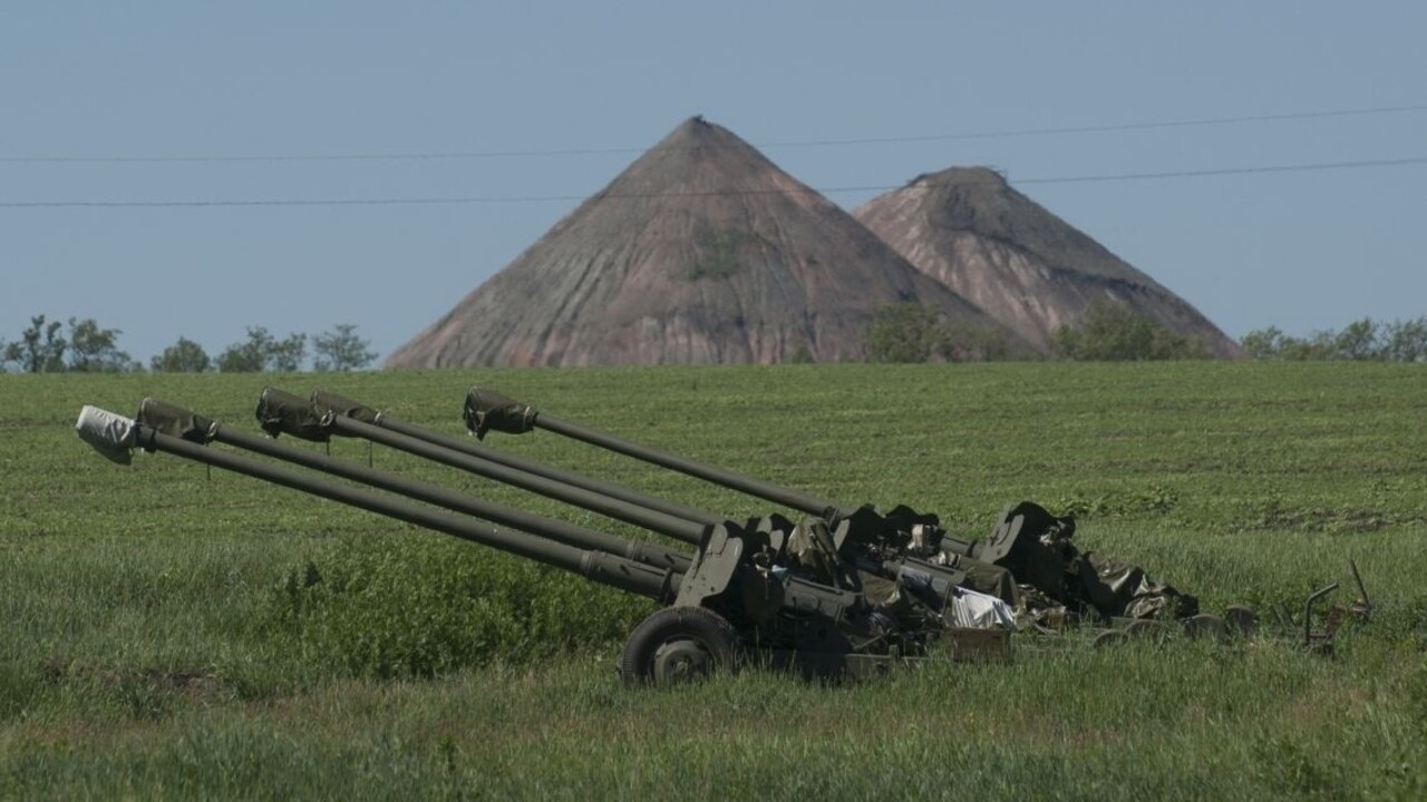 Boje v Donbase sa pritvrdzujú, v hre sú zakázané ťažké zbrane