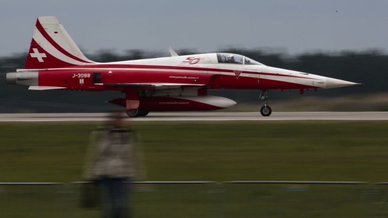 V Holandsku sa po kolízii zrútila švajčiarska stíhačka