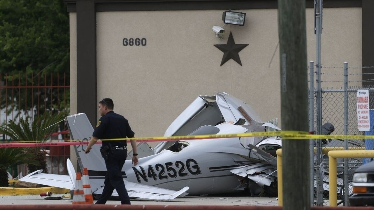 Na parkovisko v Houstone sa zrútilo lietadlo, posádka nehodu neprežila