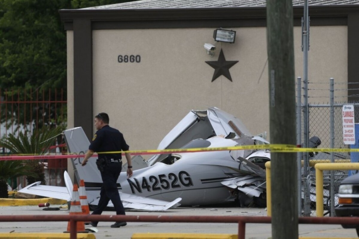 plane-crash-houston-8408fa09cdd2489290c3121feb7e8118_7a043478.jpg