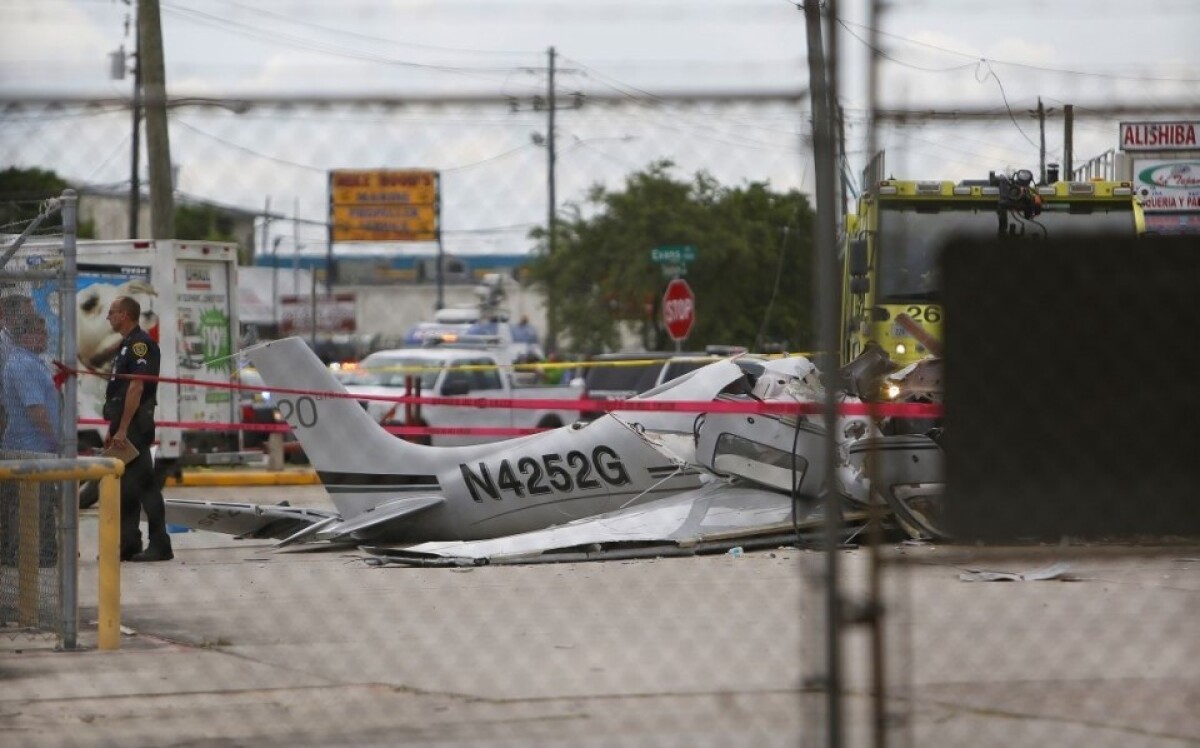 plane-crash-houston-b77629eecce447ef8d6584dd6a6b7de5_318ad7d5.jpg