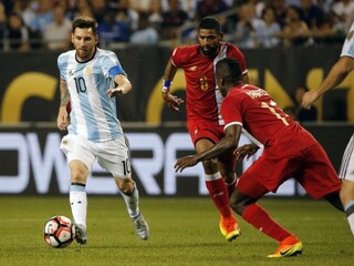 Messi hetrikom zostrelil Panamu, Čile zdolalo Bolíviu