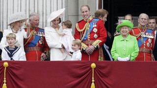 Kráľovské oslavy pokračovali prehliadkou britských letcov a vojakov