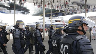 Strety agresívnych fanúšikov v Marseille riešila polícia vodným delom